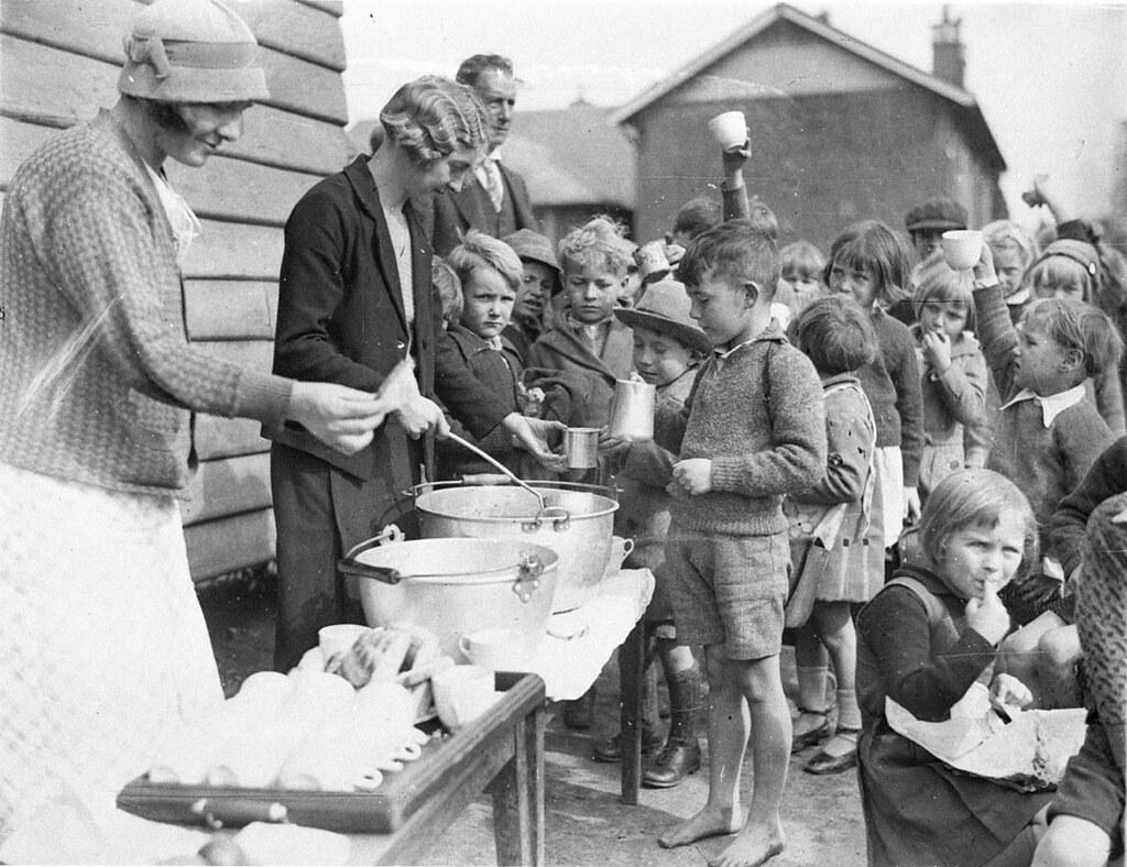 children in line for food during the great depression